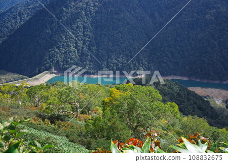 View of Lake Hakusui, which shines in emerald green, from the ridgeline of the Hirase mountain trail in autumn. 108832675
