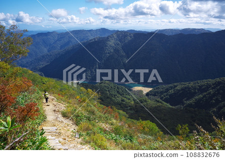 View of Lake Hakusui, which shines in emerald green, from the ridgeline of the Hirase mountain trail in autumn. 108832676