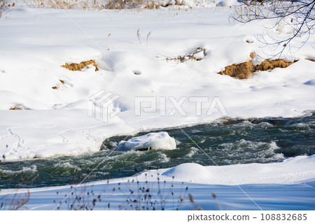 冬季河岸被雪覆蓋 108832685