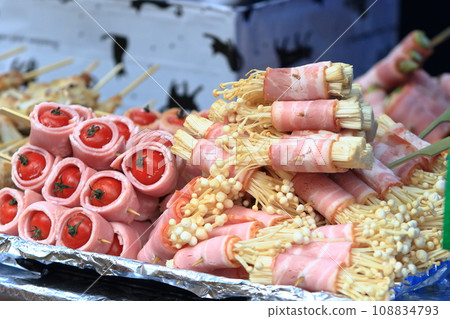 Bacon-wrapped tomatoes, bacon-wrapped enoki mushrooms, skewered toppings Bacon-wrapped tomatoes, bacon-wrapped enoki mushrooms, skewered toppings 108834793