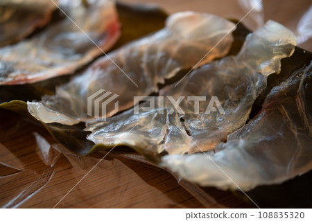 Natural sea bream with kelp 108835320