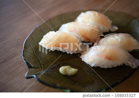 Sushi with wild sea bream and kelp 108835327