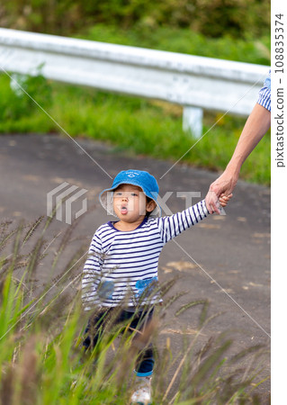 Autumn insect catching with parents and children 108835374