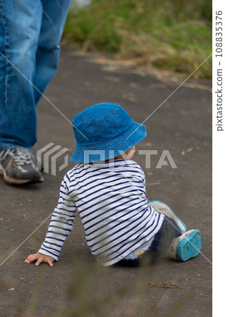 Autumn insect catching with parents and children 108835376