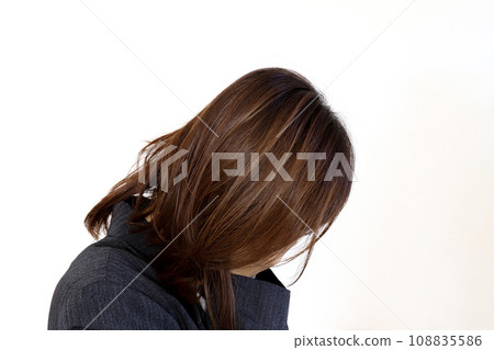 一個哭泣的女人摀著臉 一個哭泣的女人摀著臉 108835586
