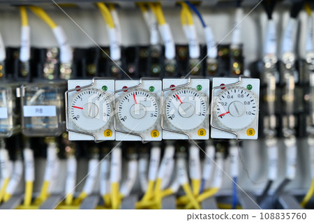 製造設備控制面板定時器固態定時器製造業 製造設備控制面板定時器固態定時器製造業 108835760