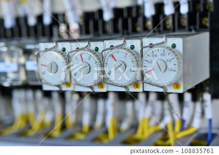 製造設備控制面板定時器固態定時器製造業 製造設備控制面板定時器固態定時器製造業 108835761