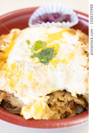 Delicious katsudon bento 108835998