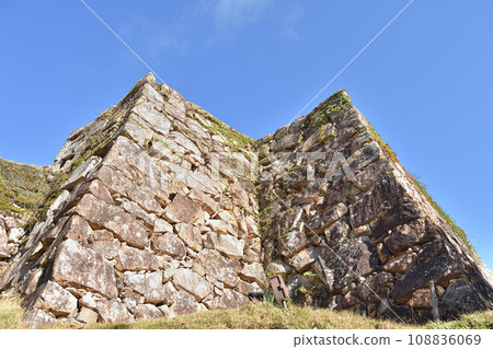 The stone walls of Takeda Castle ruins shine against the blue sky The stone walls of Takeda Castle ruins shine against the blue sky 108836069