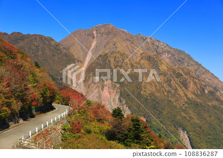 【長崎縣】晴天時從仁田峠第二展望台看到的平成新山(雲仙普玄岳) 【長崎縣】晴天時從仁田峠第二展望台看到的平成新山(雲仙普玄岳) 108836287