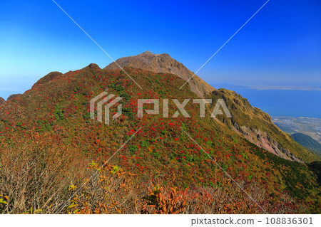 [長崎縣]晴天從妙見火山口展望台看到的平成新山（雲仙普玄岳） 108836301