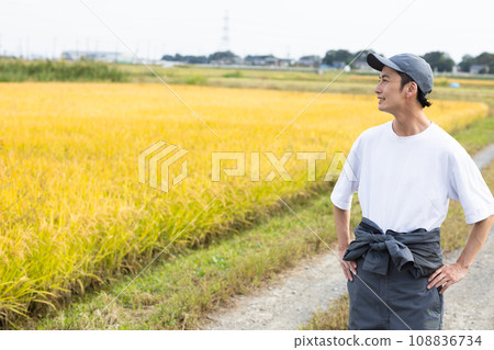 一個清爽的男人站在稻田裡 108836734