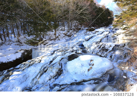 隆冬的龍頭瀑布的絕景<栃木縣奧日光市> 108837128