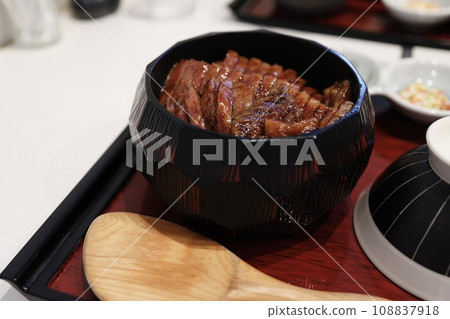 Yakiniku restaurant lunch - Kuroge Wagyu beef coated with meat 108837918