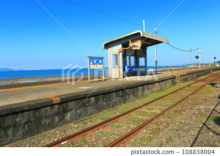 [長崎縣] 陽光明媚的大海附近的古部站（島原鐵道） 108838004