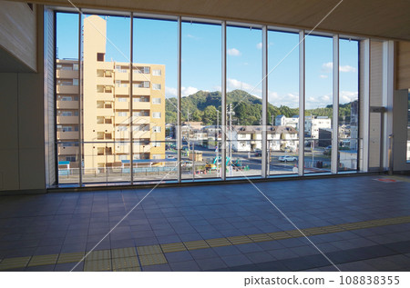 The interior of the south end of Gina Road at JR Yonago Station and the cityscape seen from the large windows 108838355