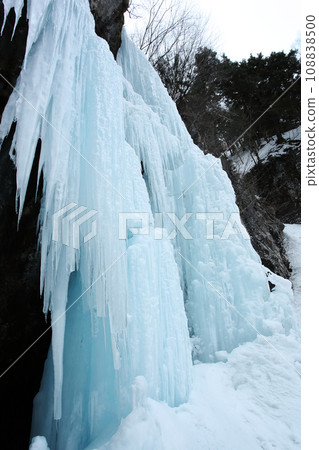 frozen icicles 108838500