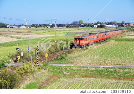 山陰本線運行的5輛編組的Kiha 47型普通列車 山陰本線運行的5輛編組的Kiha 47型普通列車 108839110