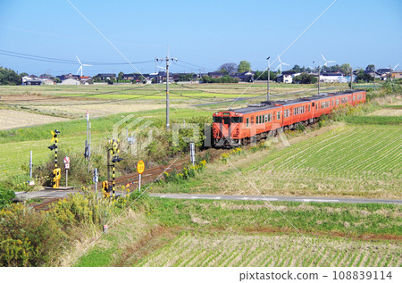 山陰本線運行的5輛編組的Kiha 47型普通列車 山陰本線運行的5輛編組的Kiha 47型普通列車 108839114