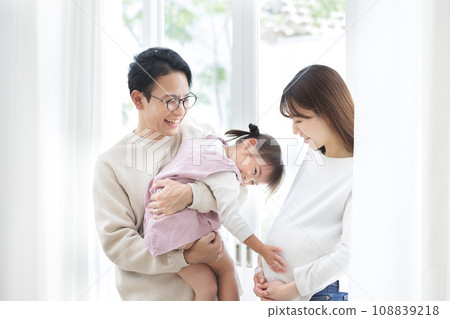 Family, pregnant women, touching the stomach 108839218