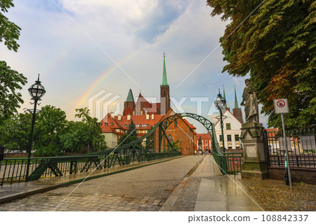 Tumsky bridge and rainbow 108842337