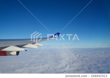 SAN FRANCISCO, CALIFORNIA, UNITED STATES - NOVEMBER 24, 2018: View of the plane wing above the clouds 108842913