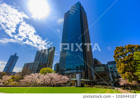 東京、港區、赤坂、東京中城和櫻花盛開 東京、港區、赤坂、東京中城和櫻花盛開 108844187