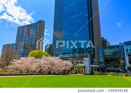 東京、港區、赤坂、東京中城和櫻花盛開 東京、港區、赤坂、東京中城和櫻花盛開 108844188