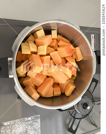 Making butternut pumpkin potage soup 108845624