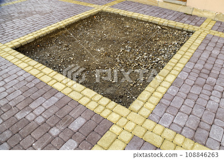 Installation of stone paving slabs in a yard. 108846263