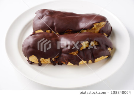 delicious eclairs 108848064