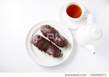 delicious eclairs 108848073