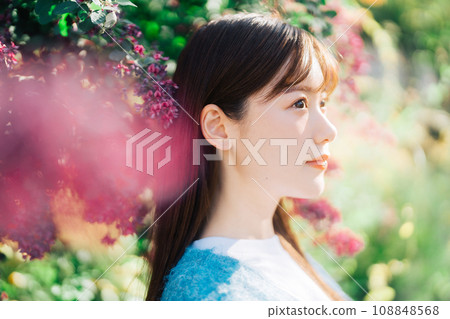 花和年輕女子 108848568