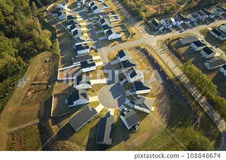 Aerial view of cul-de-sac at neighborhood street dead end with tightly packed homes in South Carolina living aeria. Family houses as example of real estate development in american suburbs 108848674