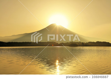 Diamond Fuji from Lake Tanuki, Shizuoka Prefecture 108848887
