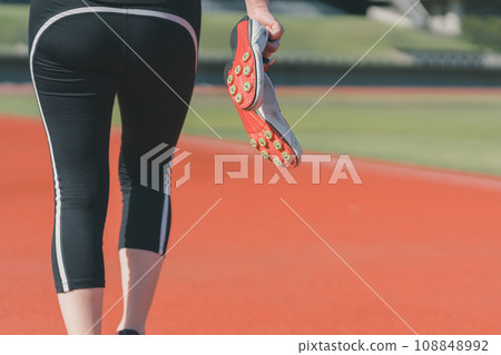 田徑釘鞋和女運動員 108848992