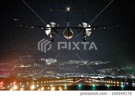 大阪機場千里河堤岸 強大的夜間著陸景觀 108849178