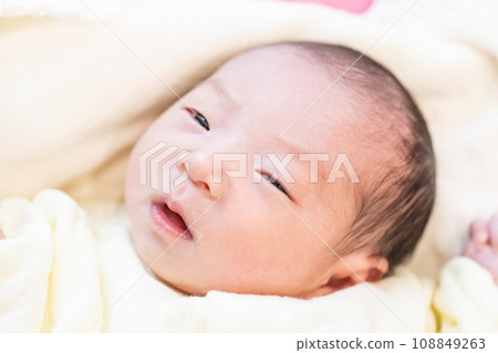 A baby's eyes that can only be seen vaguely 108849263