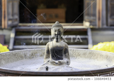 佛像和香火煙霧 佛像和香火煙霧 108849453