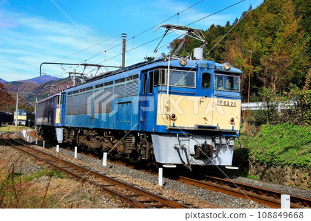 Sound the whistle!! Conveying the majesty of the past to the present day...Sherpa of the mountain pass, EF63 electric locomotive [duplex operation] 108849668