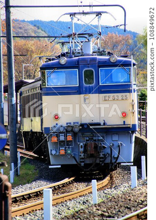 Sound the whistle!! Conveying the majesty of the past to the present day...Sherpa of the mountain pass, EF63 electric locomotive [duplex operation] 108849672
