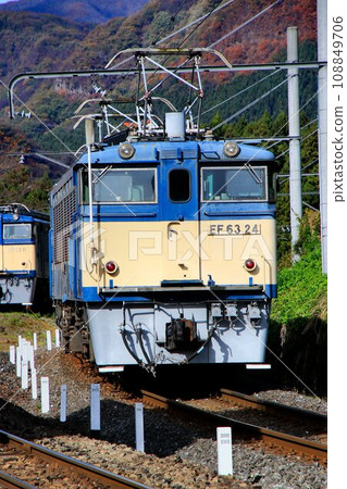 Sound the whistle!! Conveying the majesty of the past to the present day...Sherpa of the mountain pass, EF63 electric locomotive [duplex operation] 108849706