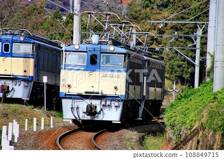 Sound the whistle!! Conveying the majesty of the past to the present day...Sherpa of the mountain pass, EF63 electric locomotive [duplex operation] 108849715
