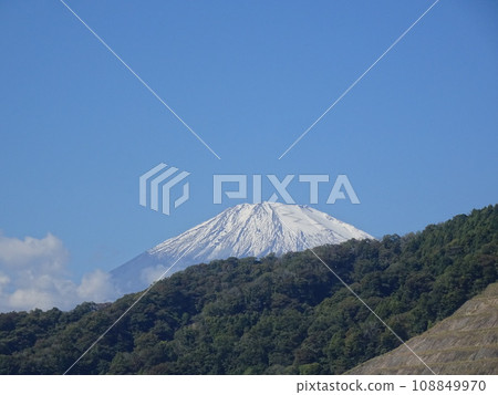 可以清楚看到富士山的山路 108849970
