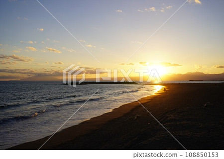 Chigasaki coast in winter with a beautiful sunset 108850153