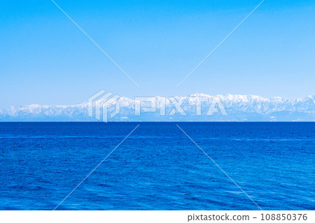 Tateyama mountain range across Toyama Bay (from Nadaura coast) 108850376