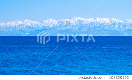 橫跨富山灣的立山山脈（從灘浦海岸） 108850395