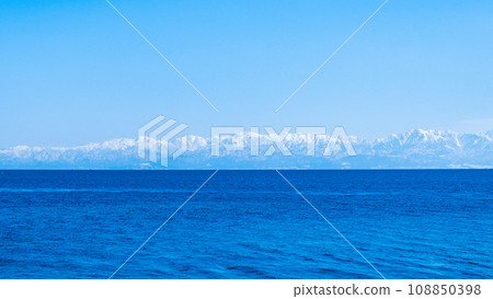 Tateyama mountain range across Toyama Bay (from Nadaura coast) 108850398