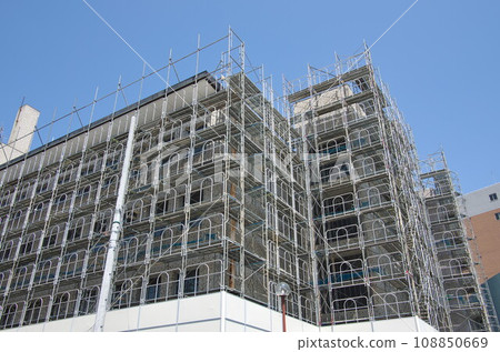 Building demolition scaffolding, handrail frame and soundproof panels Building demolition scaffolding, handrail frame and soundproof panels 108850669