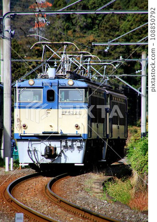 Sound the whistle!! Conveying the majesty of the past to the present day...Sherpa of the mountain pass, EF63 electric locomotive [duplex operation] 108850792